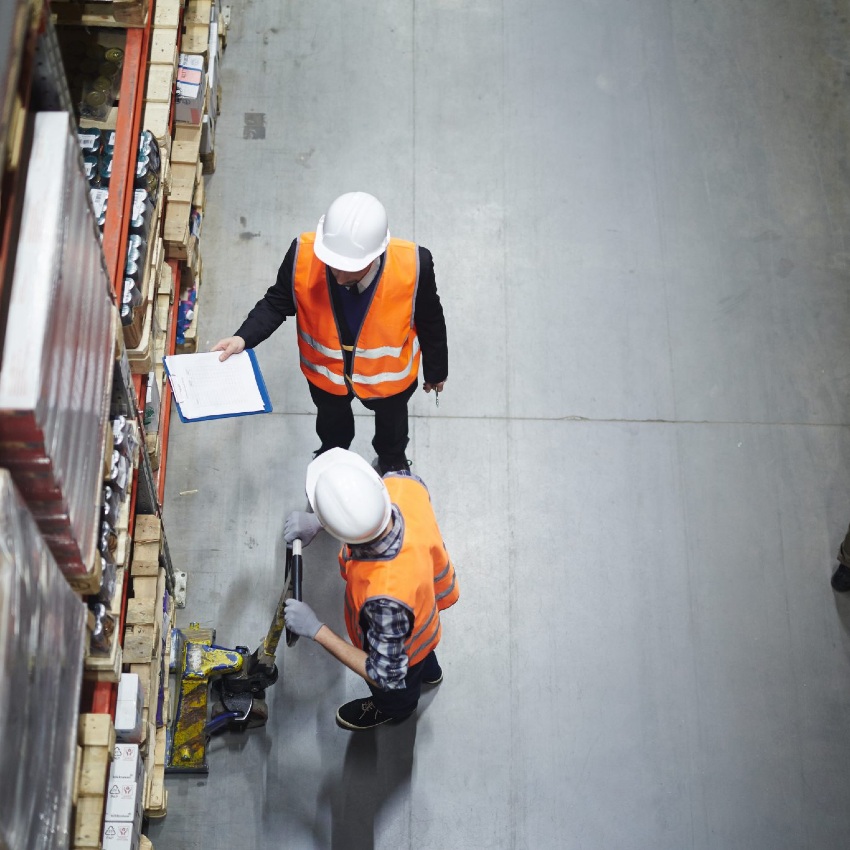Deux employés travaillent dans un entrepôt logistique