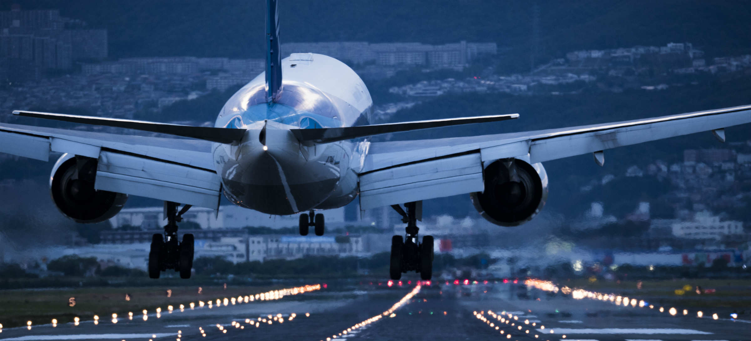 Vue sur le décollage d'un avion