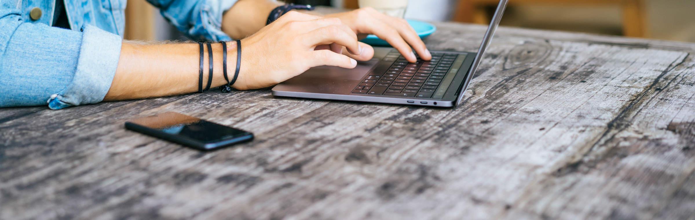 Un homme navigue sur internet via son ordinateur